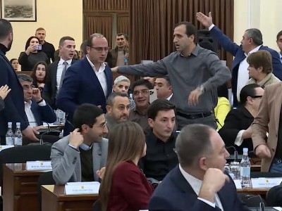 «Իրար վրա գրիչ մի շպրտեք». Ավագանու նիստին վիճակը լարվեց, հնչեցին վիրավորանքներ, մտան ոստիկաններ