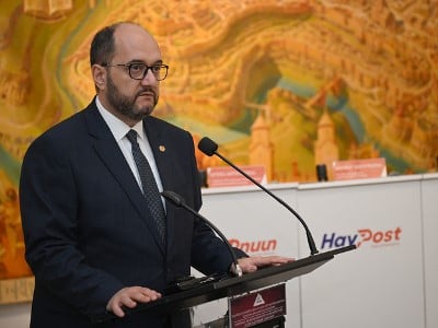 Глава аппарата премьер-министра РА принял участие в церемонии гашения особой почтовой открытки