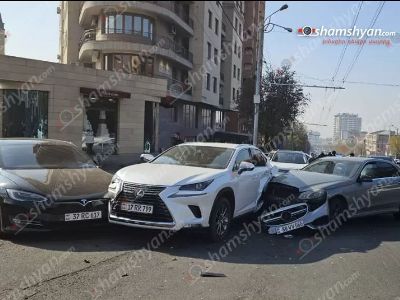 Կոմիտասի պողոտայում բախվել են «Tesla»-ն, «Lexus»-ն ու «Mercedes»-ը. ենթադրաբար վթարային վիճակ ստեղծել է «Volkswagen»-ը