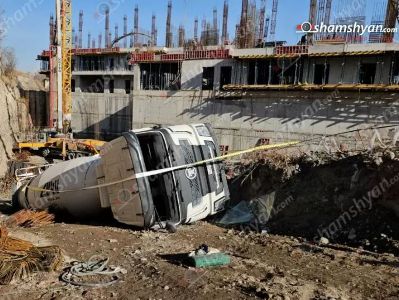 В Ереване перевернулась бетономешалка