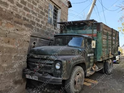 «Zil» մակնիշի բեռնատարը Խարբերդում բախվել է ծառին, ապա բետոնե էլեկտրասյանը. վերջինը կոտրվել է