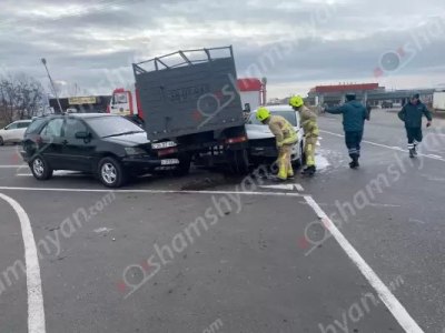 В Арагацотне столкнулись автомобиль посольства Франции и грузовик «ГАЗель»