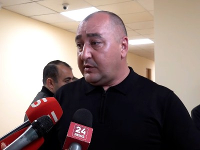 250 семей остаются в подвешенном состоянии: у работающих на территории «Звартноц» таксистов свои требования к властям