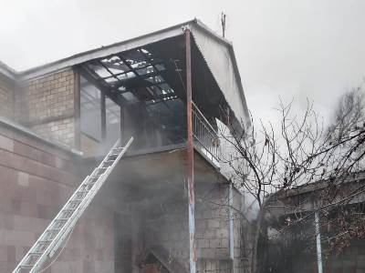 Կոթիում երկու երկհարկանի հարակից տներում հրդեհ է բռնկվել