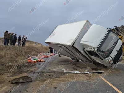 Զովացուցիչ ըմպելիքներ տեղափոխող «Howo» բեռնատարը բախվել է հողաթմբին և կողաշրջվել. shamshyan.com