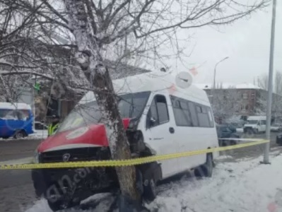 В Гюмри пассажирская «Газель» врезалась в дерево