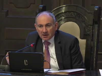 Մարդիկ ասեցին. «Հլը մի վայրկյան մի պզզցրեք, վարչապետն անցնում է»․ Փաշինյանը՝ մայթերում «Լվա ինքդ»-ի տեղակայման մասին