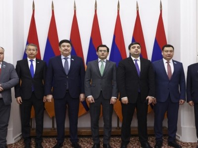 Հայաստանը վստահորեն քայլեր է անում դեպի բարեփոխումներ. Ղազախստանի Մաժլիսի պատվիրակության ղեկավարը՝ Հակոբ Արշակյանին