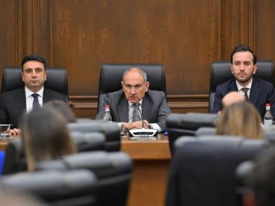 Никол Пашинян в парламенте обсудил с депутатами от правящей фракции вопросы идеологического характера
