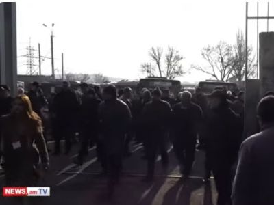 Бастующий в Ереване водитель автобуса: Пусть власти поднимут зарплаты и оплачивают время простоя