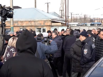 Уволенные с работы водители транспорта встретились с директором компании «Автобусы Еревана»