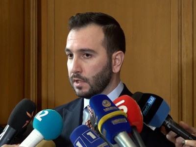 Разъяснение: Почему спикера парламента Армении за плевок не исключили из правящей партии, а Овика Агазаряна удалили?
