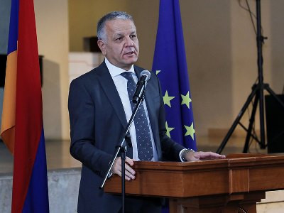 Василис Марагос: Евросоюз вместе с Арменией почитает память жертв землетрясения