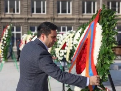 Спикер парламента Армении почтил память жертв землетрясения