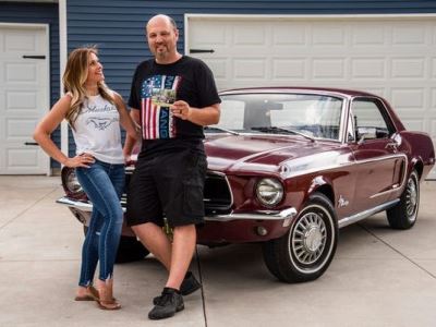 Женщина выкупила для своего мужа его любимый  «Ford Mustang» 1968 года, который родители продали более 20 лет назад