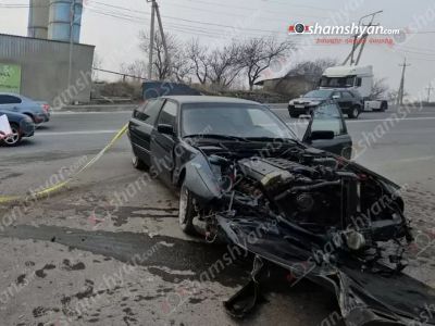 «BMW»-ն Դավիթ Բեկի փողոցում բախվել է երկաթե էլեկտրասյանը, ապա` պատին և հայտնվել ճանապարհի մեջտեղում
