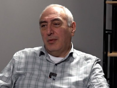 Политтехнолог: Пашинян ужасно боится показаться слабым