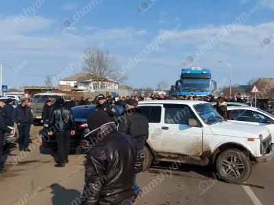 Жители Мецавана вчера перекрыли дорогу в Грузию