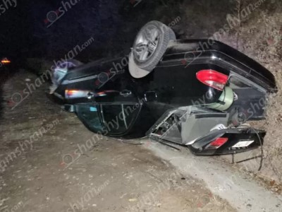 Երևան-Գյումրի ավտոճանապարհին «Mercedes»-ը դուրս է եկել երթևեկելի գոտուց և գլխիվայր շրջվել. Shamshyan.com