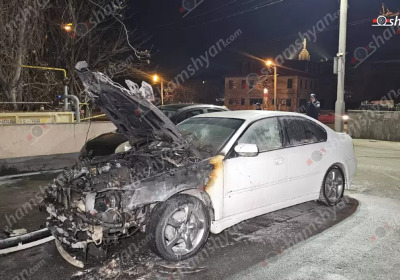 В Ереване сгорел автомобиль