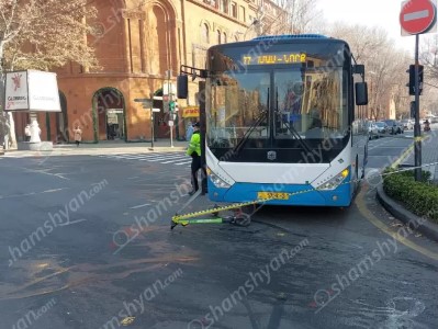 В Ереване маршрутный автобус наехал на двоих подростков на самокате