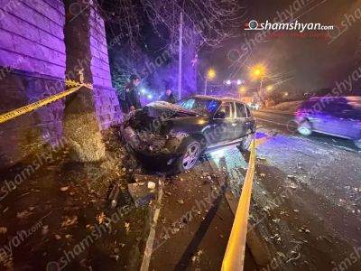 «Porsche Cayenne»-ը բախվել է ՀՖՖ նախկին նախագահ Ռուբեն Հայրապետյանի տնկած ծառին ու հայտնվել տան պարսպի մոտ. կա վիրավոր