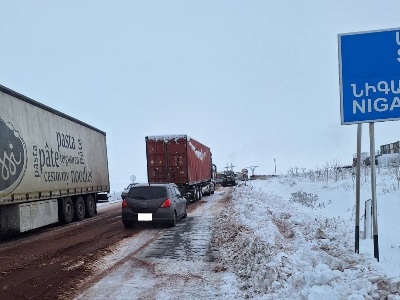 На автодороге Апаран-Нигаван застрял большегруз с прицепом: скопилось около 30 фур