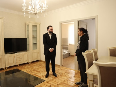 «Բադալյան եղբայրներ ընկերությունների» խումբը բնակարան է գնել Արցախից ընտանիքի համար