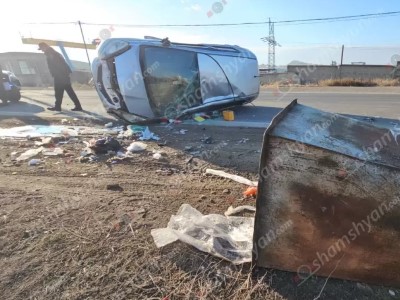 Նոր Հաճնի կամրջի մոտ բախվել են «Opel Zafira»-ն ու «Honda Fit»-ը․ վերջինս բախվել է աղբամանին ու կողաշրջվել