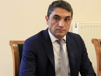 «Իմ ձեռքին եղել է մուրճ, որով ծառերի վրա նշումներ են արվում». Ինչու էր Սիմիդյանը ՔՊ նիստին գնացել մուրճով