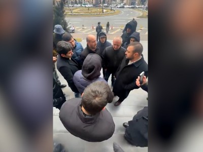 Владельцы уличных кофейных автоматов провели акцию протеста у здания мэрии Еревана