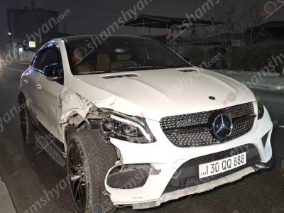 Արմենակյան փողոցում Mercedes-ը բախվել է աղբամաններին, որոնցից մեկում քաղաքացի է եղել. վերջինը տեղափոխվել է հիվանդանոց