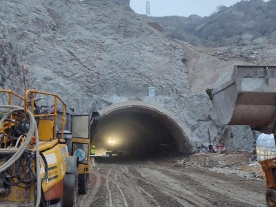 Շարունակվում են Հյուսիս-հարավ ճանապարհի Քաջարան-Ագարակ 32 կմ հատվածի կառուցման աշխատանքները