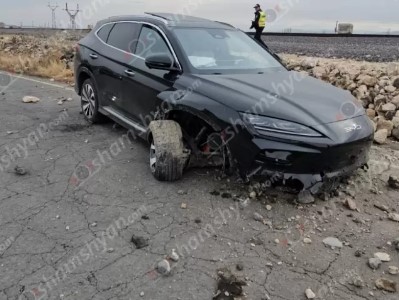 Կոշ գյուղի մոտ էլեկտրական BYD մեքենան բախվել է բետոնե արգելապատնեշին, ապա քարերին
