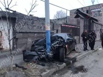 Երևանում անչափահասը Mercedes-ով բախվել է «07»-ին, ապա՝ երկաթե սյանը