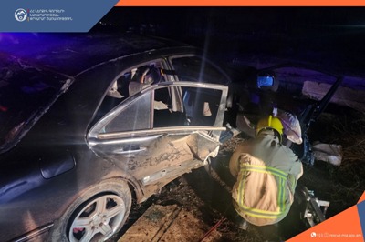 Վեդի-Երևան ճանապարհին «Mercedes-Benz»-ը դուրս է եկել ճանապարհից և բախվել սյանը․ քաղաքացիները ներսում արգելափակվել են