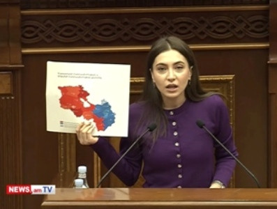 Оппозиционный депутат в знак протеста вывесила карту Армении и НКР в зале заседаний парламента