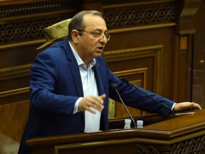 ԱԺ անվտանգության աշխատակիցները պոկեցին Արցախի քարտեզն ԱԺ նախագահության ամբիոնից