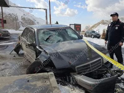«Մերսեդեսը» մխրճվել է գազալցակայանի տարածք, կոտրել լիցքավորման սարքը, փլուզել պատը. հայրն և 2 որդիները հոսպիտալացվել են