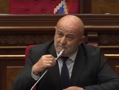 «Թե Սիմոնյանին էլ բացատրեմ, որ էս իրենց թաղը չէ. ձեզ կոռեկտ պահեք». վիճաբանություն Աղազարյանի և Սիմոնյանի միջեւ