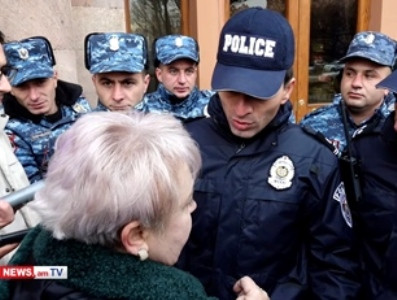 «Սա քաղաքացու դուռն ա, ուզում եմ ներս մտնել». Տնտեսվարող կինը փորձեց մտնել կառավարություն