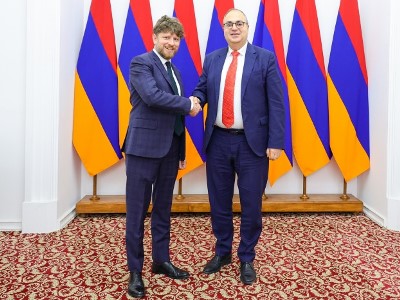 Посол Франции побывал в парламенте Армении