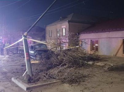 В Масисе автомобиль врезался в электрический столб: есть пострадавшие
