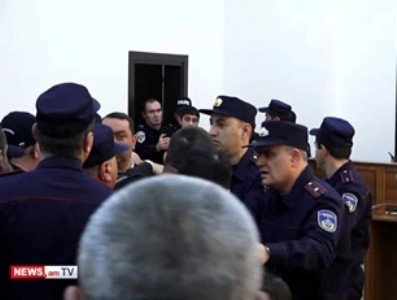 «Ձենդ կտրի, ապա». լարված իրավիճակ՝ Ազատի զորամասի գործով դատական նիստին