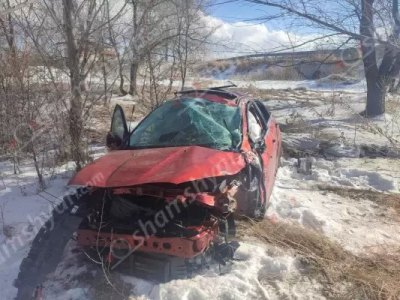 Գեղարքունիքի մարզում բախվել են ՎԱԶ 2106-ն ու Ford-ը. վերջինը կոտրել է երկաթե արգելապատնեշները և հայտնվել դաշտում