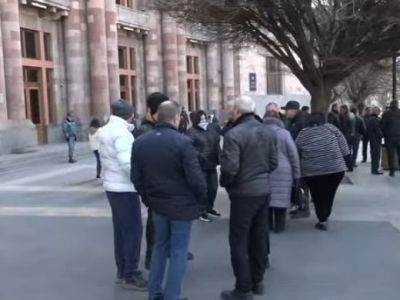 Группа граждан проводит акцию протеста у здания Правительства Армении