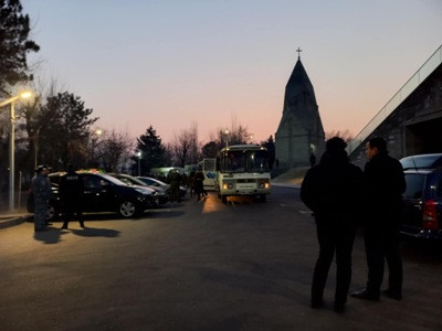 Large police forces concentrated at Yerevan military pantheon since early morning ahead of PM's visit