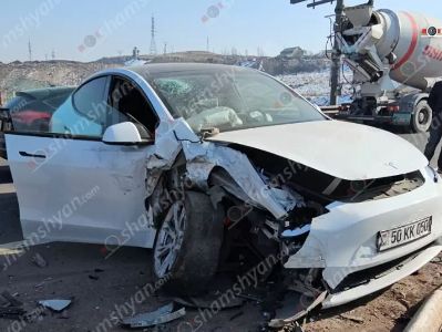 Երևան-Սևան ճանապարհին բախվել են Tesla-ն, BMW-ն և Nissan-ը. BMW-ն կոտրել է արգելապատնեշներն ու մասամբ կախվել ձորակը