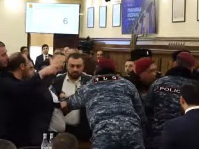 Полицейский спецназ подверг приводу оппозиционного члена Совета старейшин Еревана