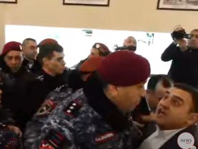 «Տիգրան Ավինյանը գիտի, թե իմ դասղեկն ա». կարմիրբերետավորները փորձում էին բերման ենթարկել ավագանու ընդդիմադիր անդամին